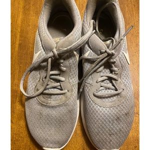 Used mens nike tanjun shoes